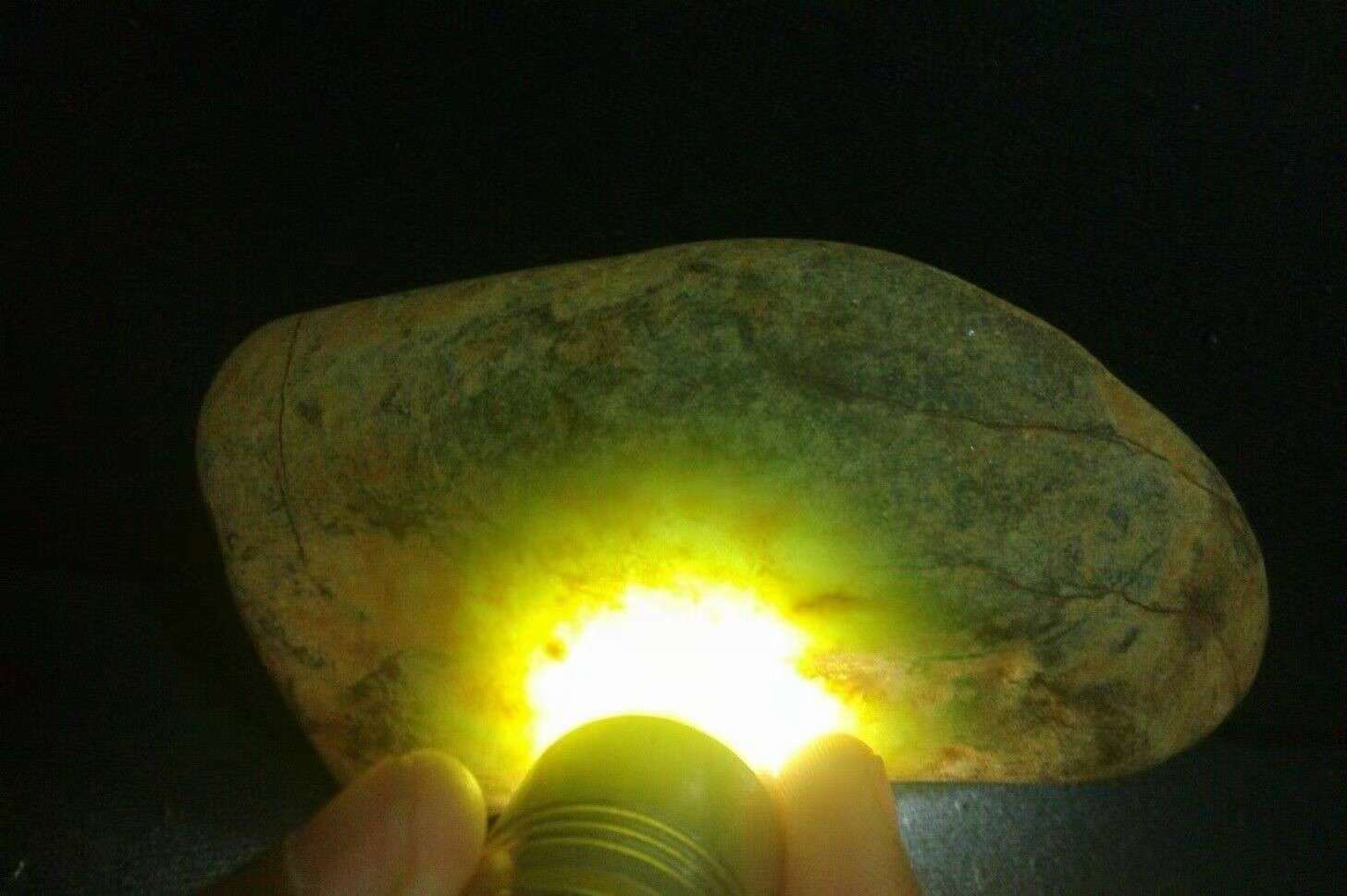 翡翠原石打灯起荧光图片