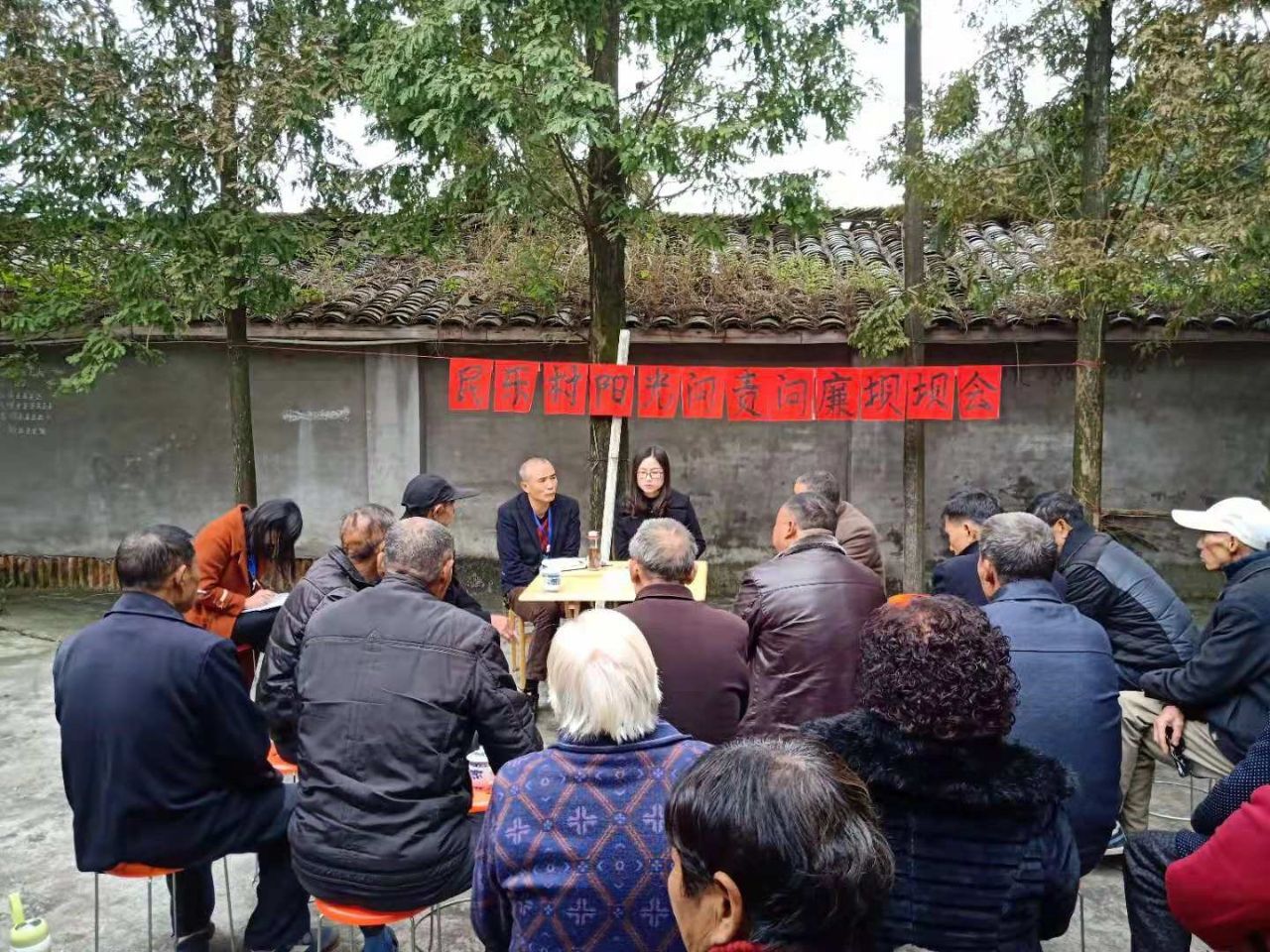 和村委会干部,通过"面对面"的交流座谈,现场收集民生诉求和意见建议