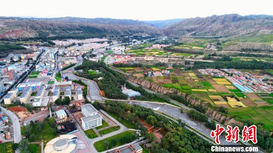 深秋季节,俯瞰甘肃张掖市肃南裕固族自治县县城全貌.资料图 武雪峰 摄