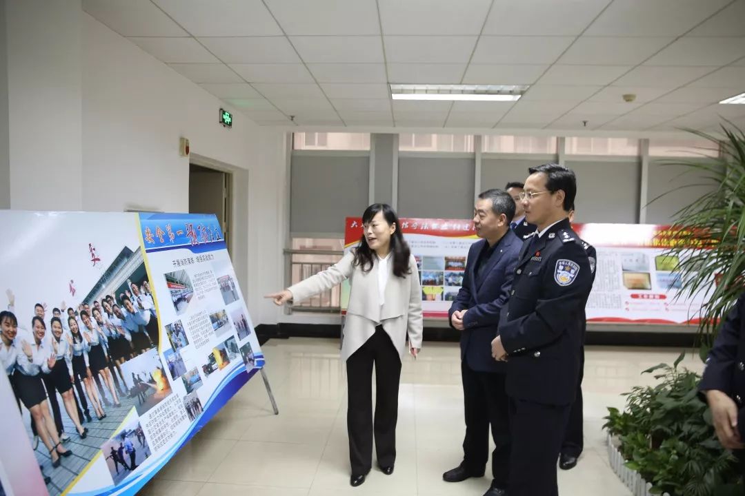 在襄阳市公交集团,杨彪仔细观看了展示近年来公交安全管理工作的展板