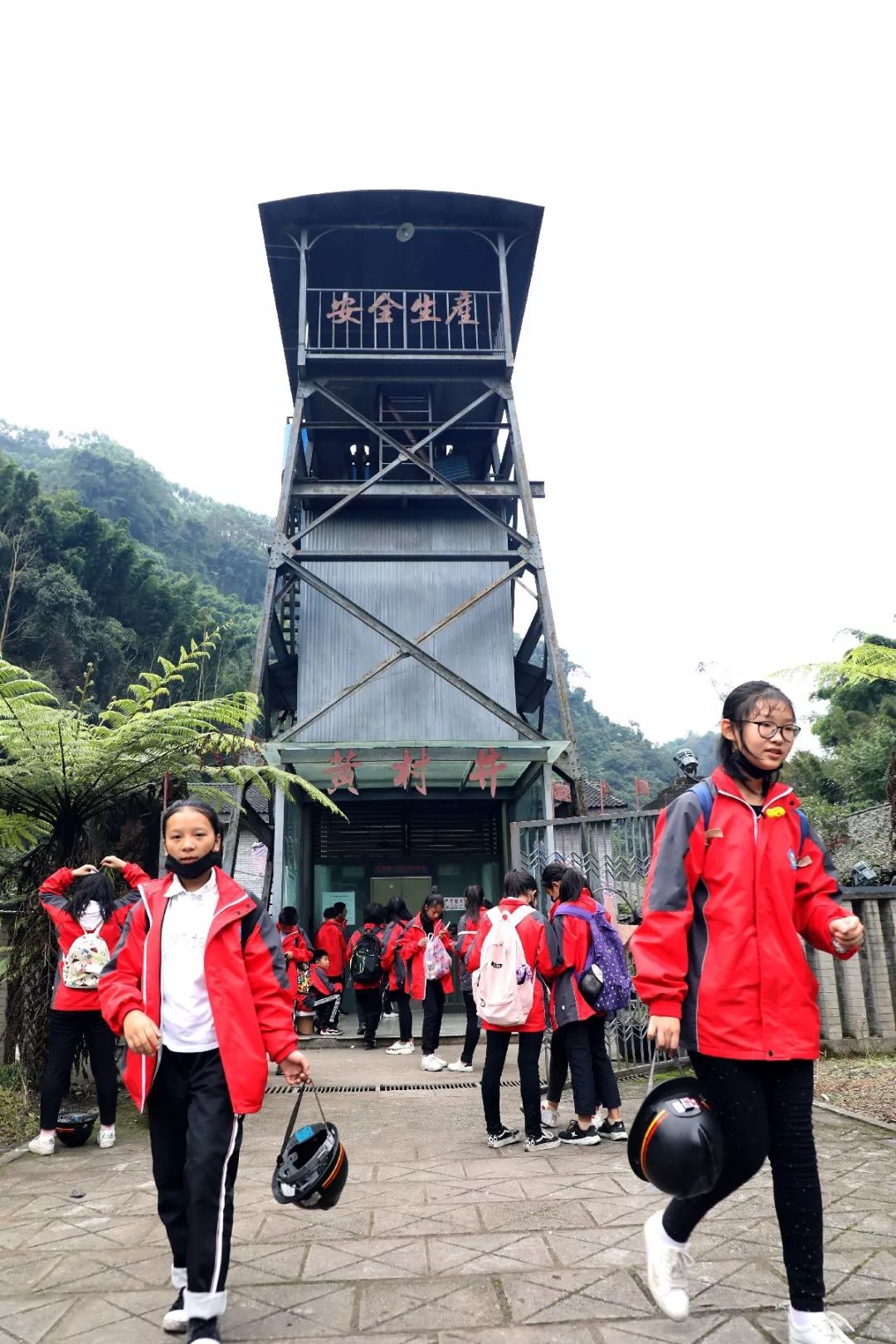 午餐後同學們分批前往嘉陽國家礦山公園博物館參觀,通過