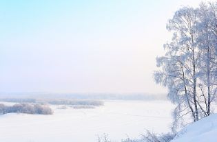 水始冰.水面初凝,未至