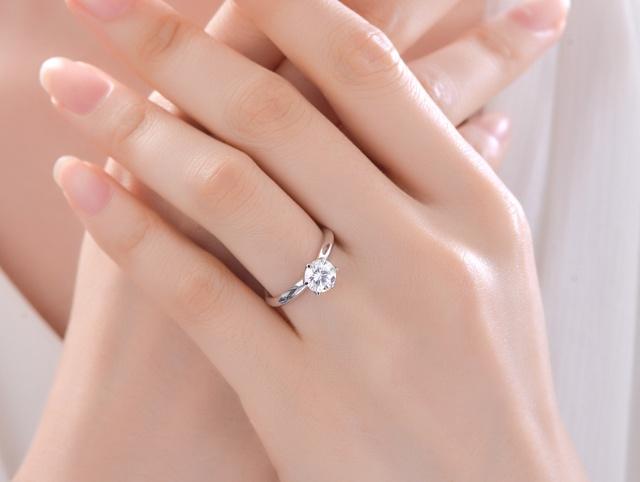 心理学:4双戴戒指的手,哪双是新娘的?测别人对你第一印象如何