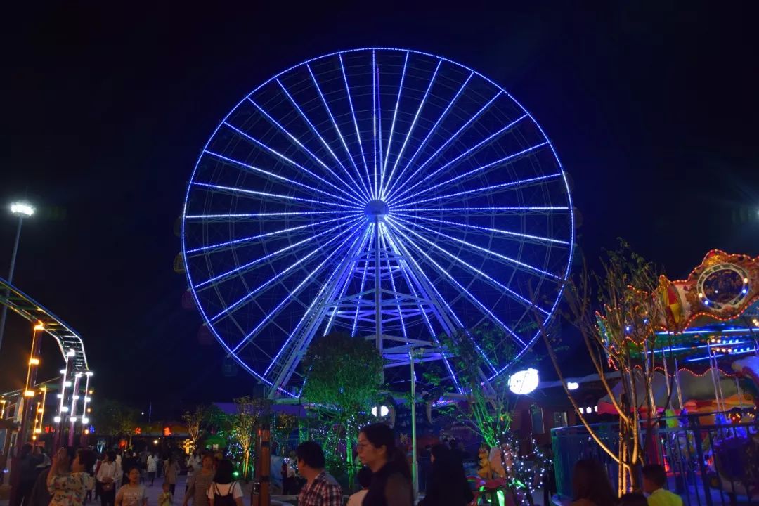 高空航拍上亿广场上亿欢乐世界夜幕渐渐降临,夜景下的上亿游乐园更是