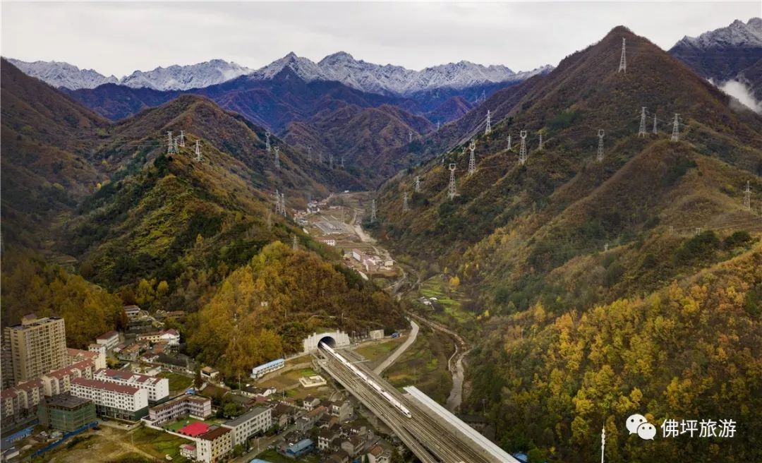 佛坪县凉风垭景区雪景↑11月5日无人机拍摄的佛坪县城旁的秦岭景色