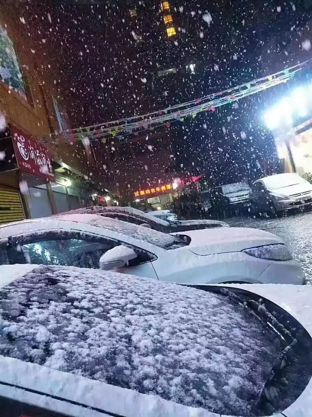 2018年凉山第一场大雪雅西高速栗子坪至彝海路段已双向交通管制最全