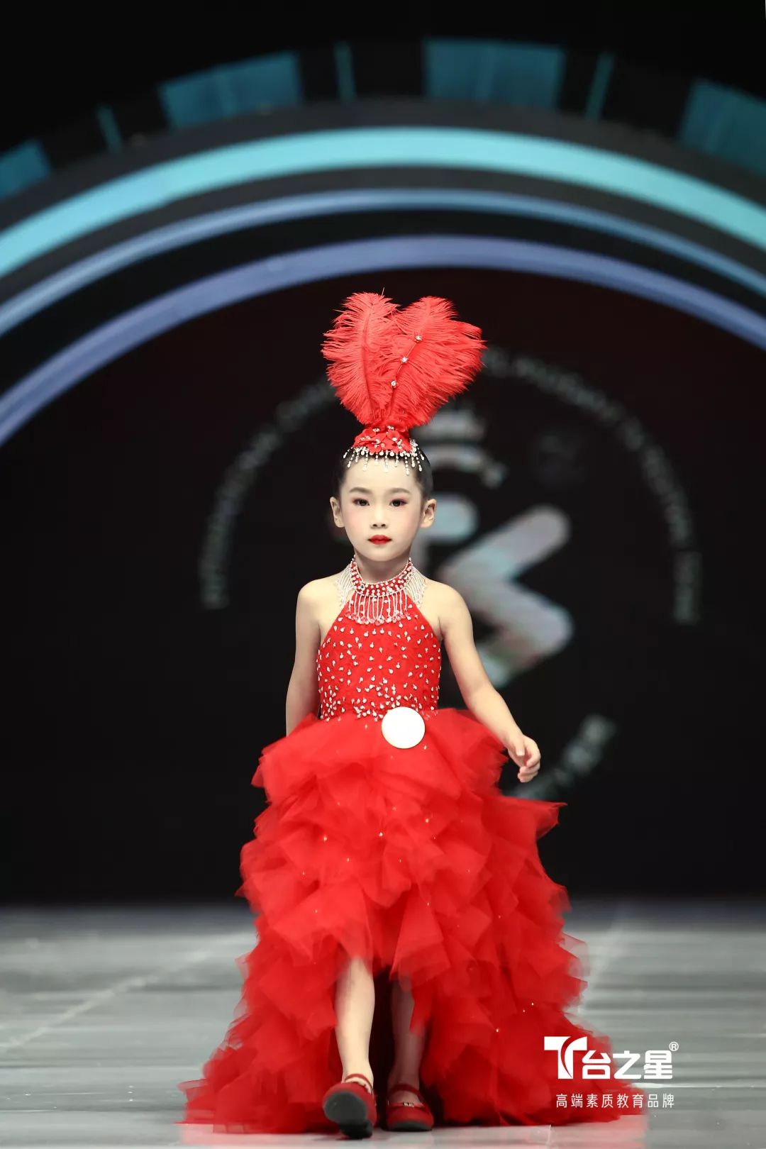 model 陈亚乔在2018t台之星国际少儿模特电视盛典礼服赛场 look