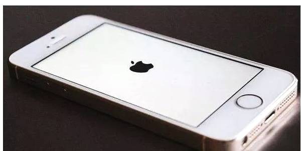 卡在一个类似于启动画面上(iphone的颜色不同,会出现白底黑苹果或黑底
