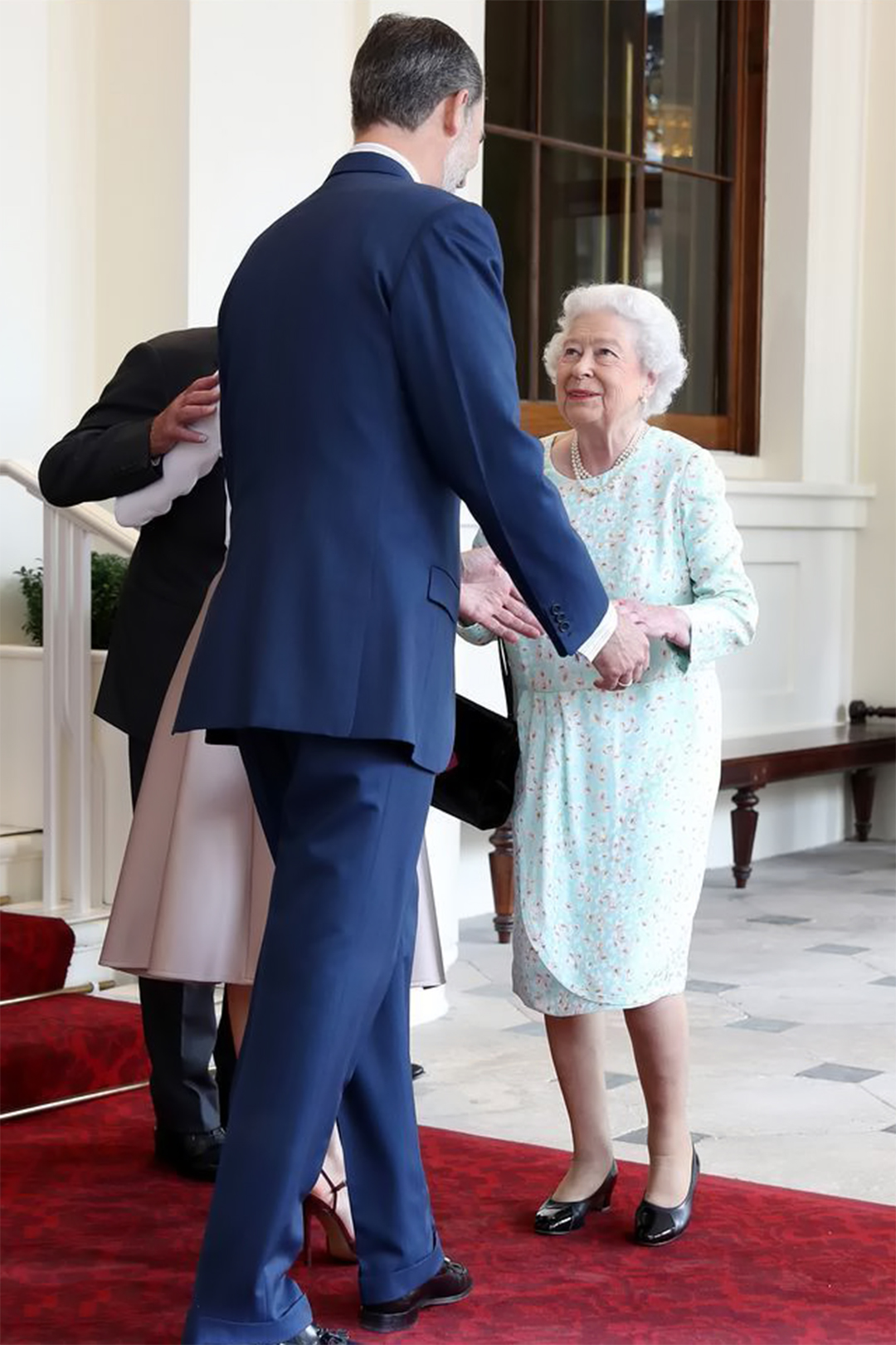 92歲英女王見到西班牙國王激動地像個孩子查爾斯都沒此待遇