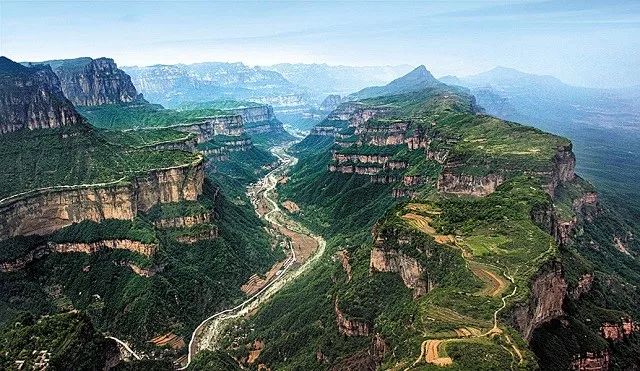 太行山以及燕山的山麓臺地還算宜居,燕國上都薊城,下都武陽,趙國邯鄲