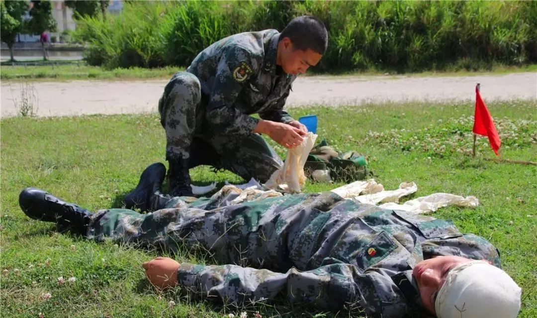 還要學會野戰條件下的自救互救技能,這對衛生員的要求都提出了很高的