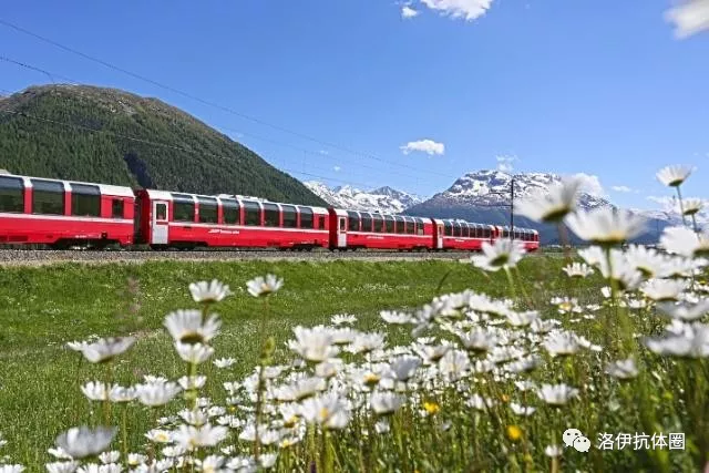 瑞士观光火车穿越阿尔卑斯山360度大回转