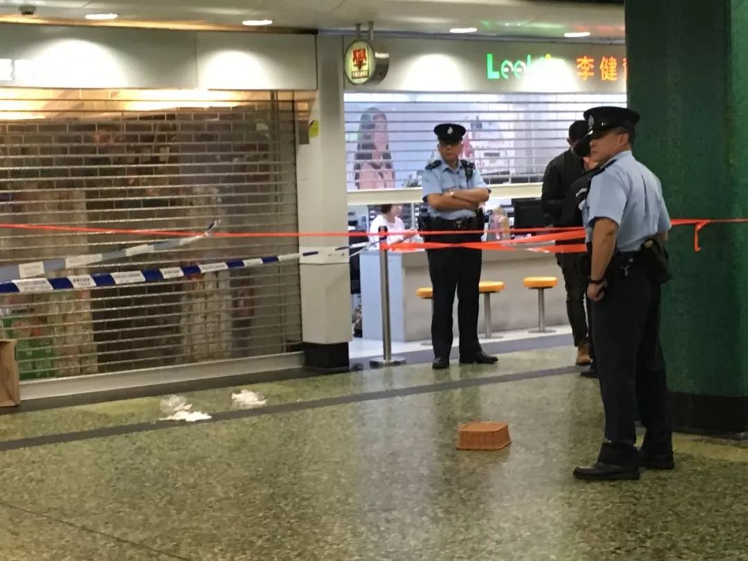 上班高峰香港警察地铁站开枪