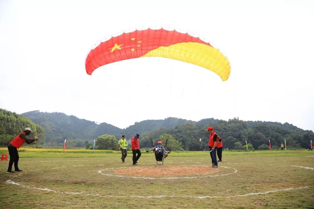 開賽啦2018年全國滑翔傘定點聯賽廣西欽州站今日在欽北區開幕