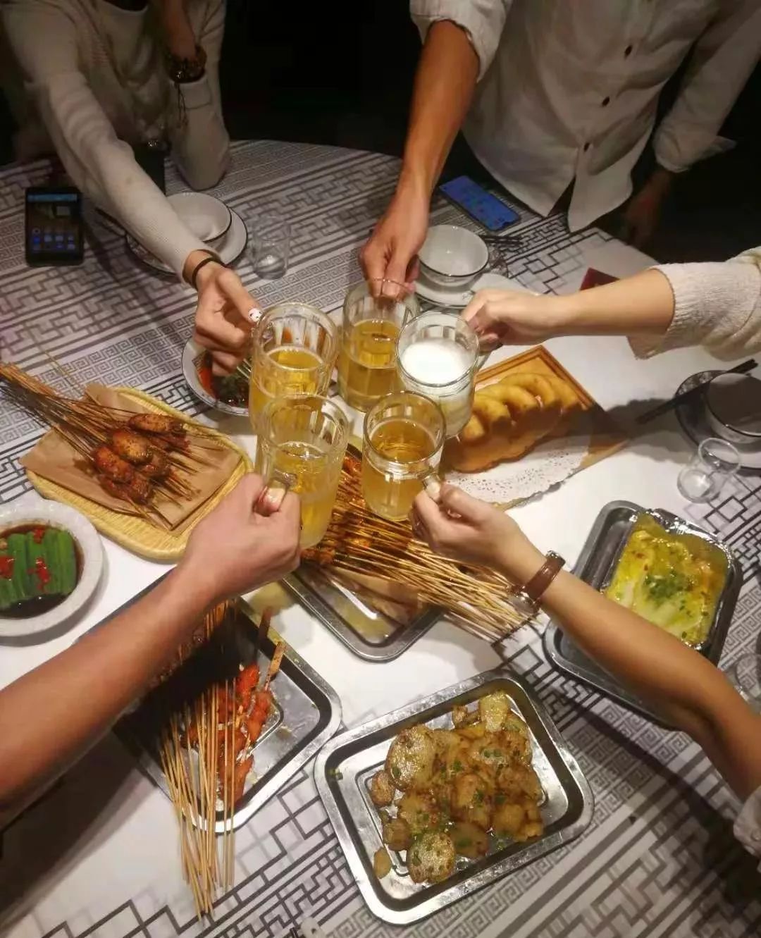 吃羊肉串喝酒图片图片