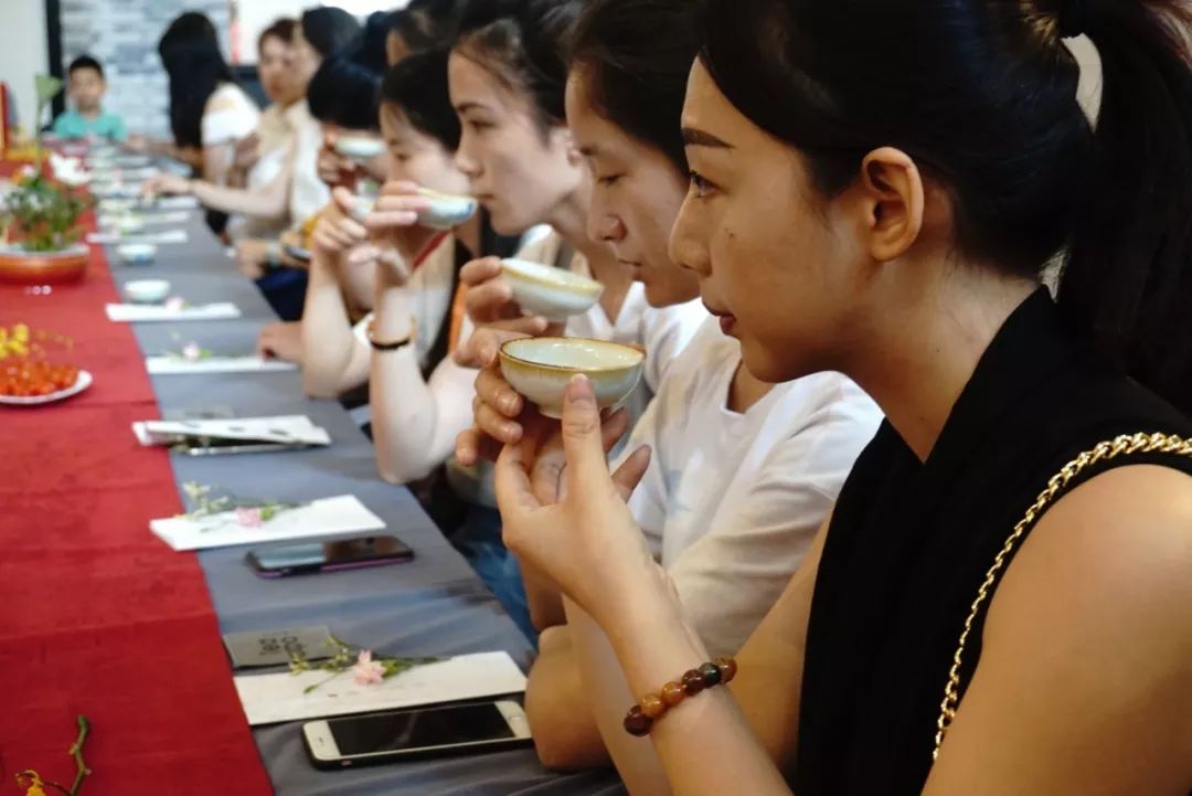 请穿戴东方风格或素雅的服饰赴会,请勿用香水 可邀请家人朋友参加.