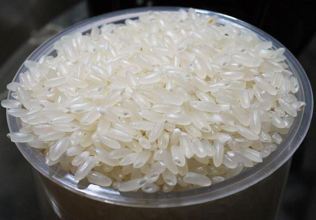 最近市面上出现真假大米,塑料厂人员揭露塑料大米的真相