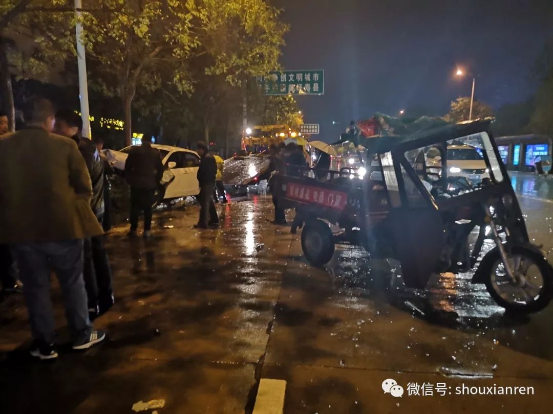 下雨天車開飛快,淮南這裡發生四車連環相撞的交通事故,都快撞報廢了!