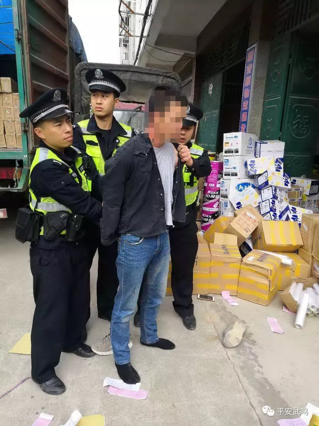 今早,武鳴警方抓獲一名持刀傷人男子