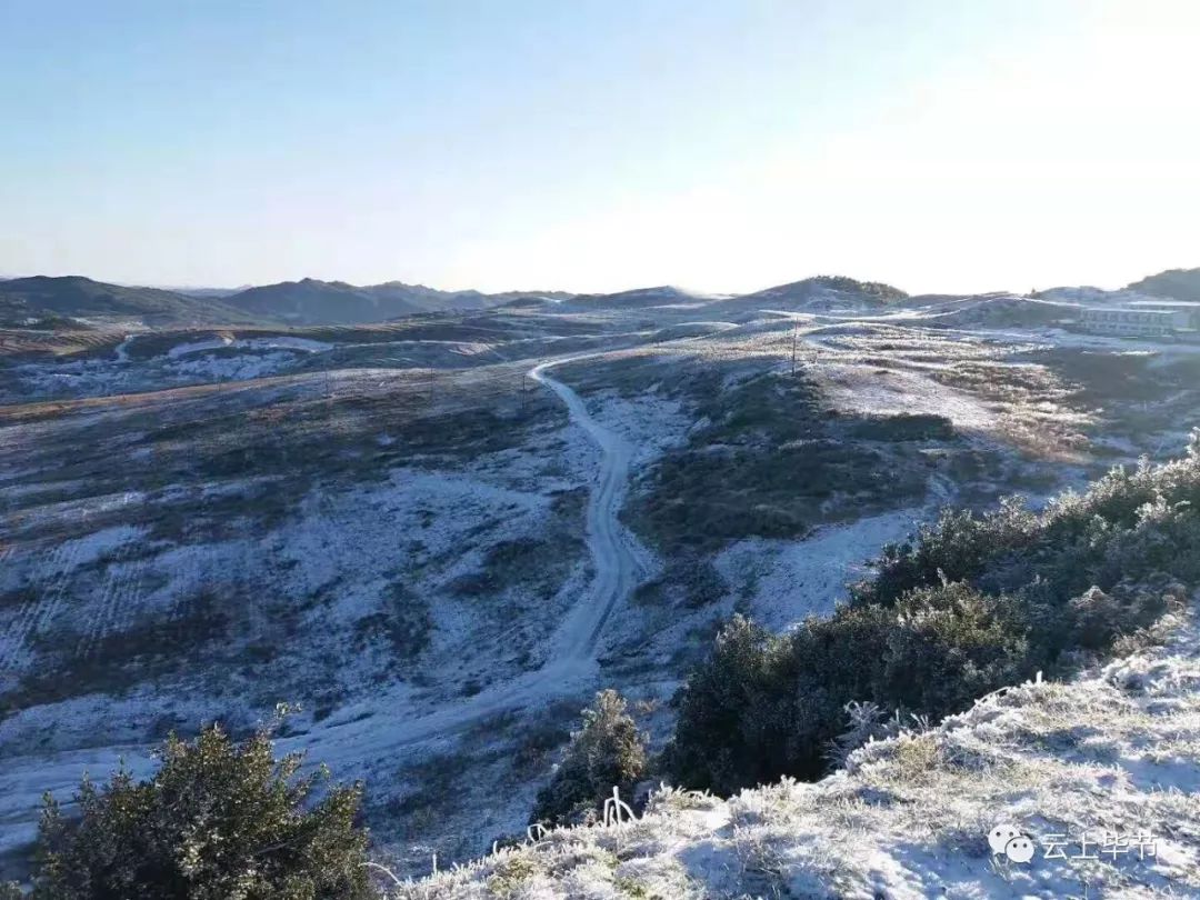 草海商貿城屋頂堆滿積雪新城區烏撒廣場堆滿積雪陽光大道萬鴻城路段