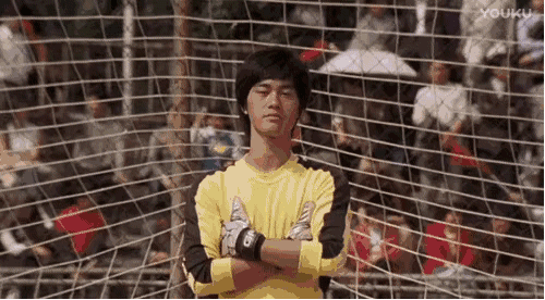 了长相酷似李小龙的陈国坤,并让他出演了《少林足球》中的守门员一角