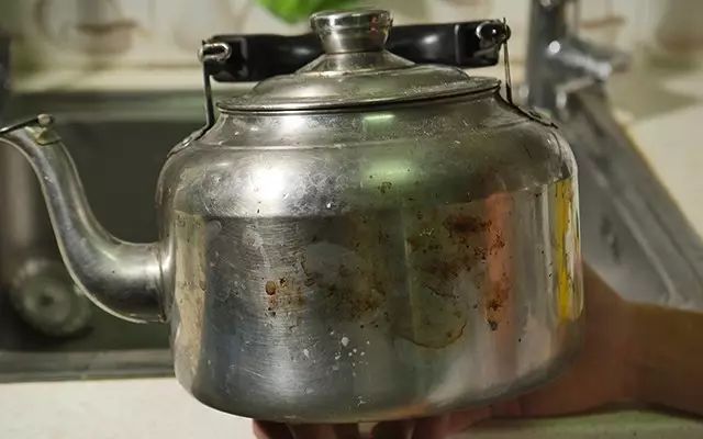 虽然现在很多家里都有电水壶了,但是对于这种 烧水壶上的锈斑,小伙伴