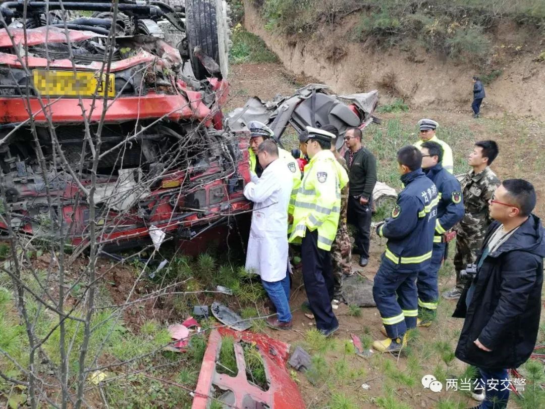 昨日,在陇南316国道附近发生一起翻车事故