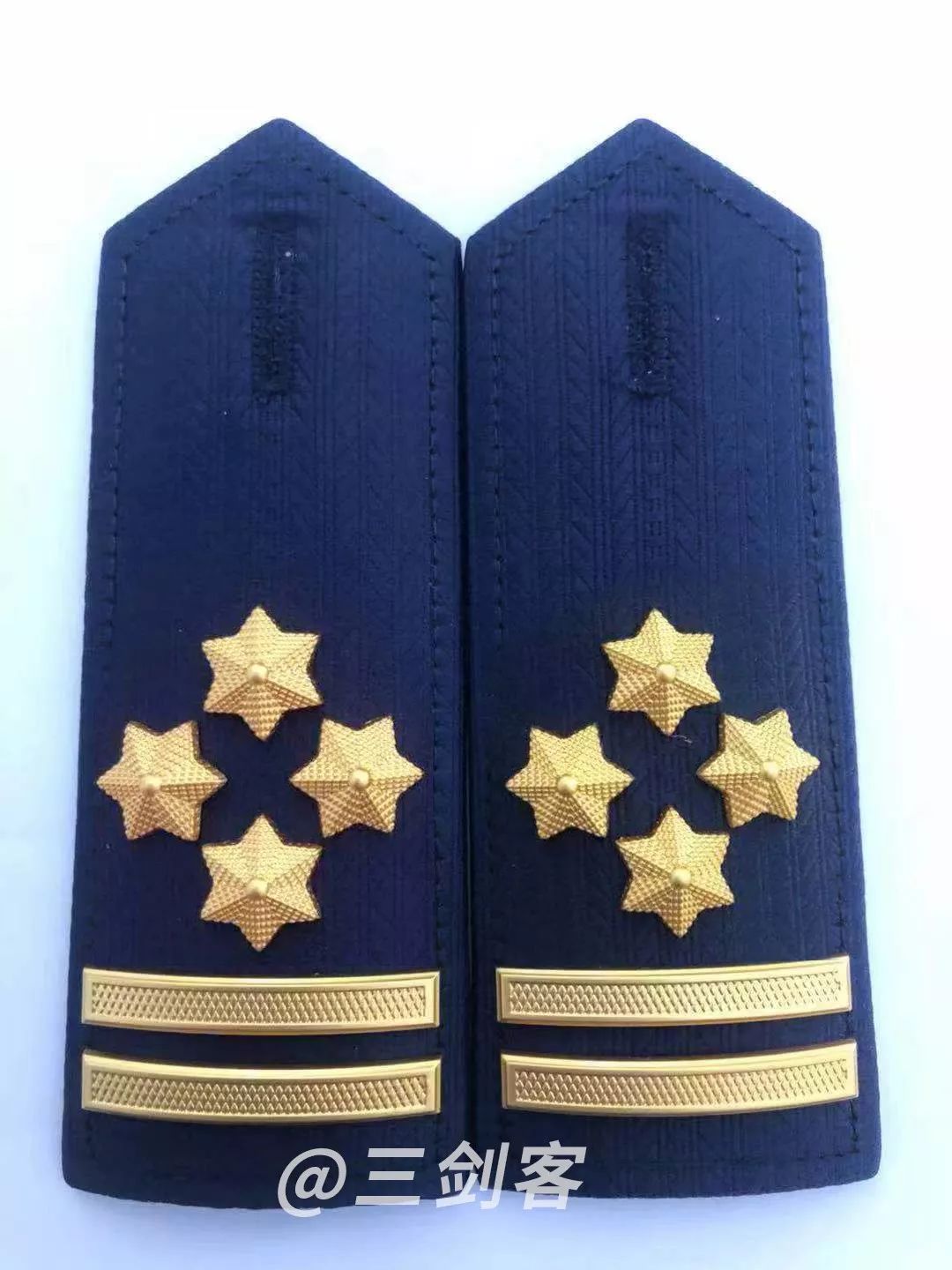 与军衔,警衔有所不同的是,总体上参照了军衔,警衔的做法,消防救援衔的