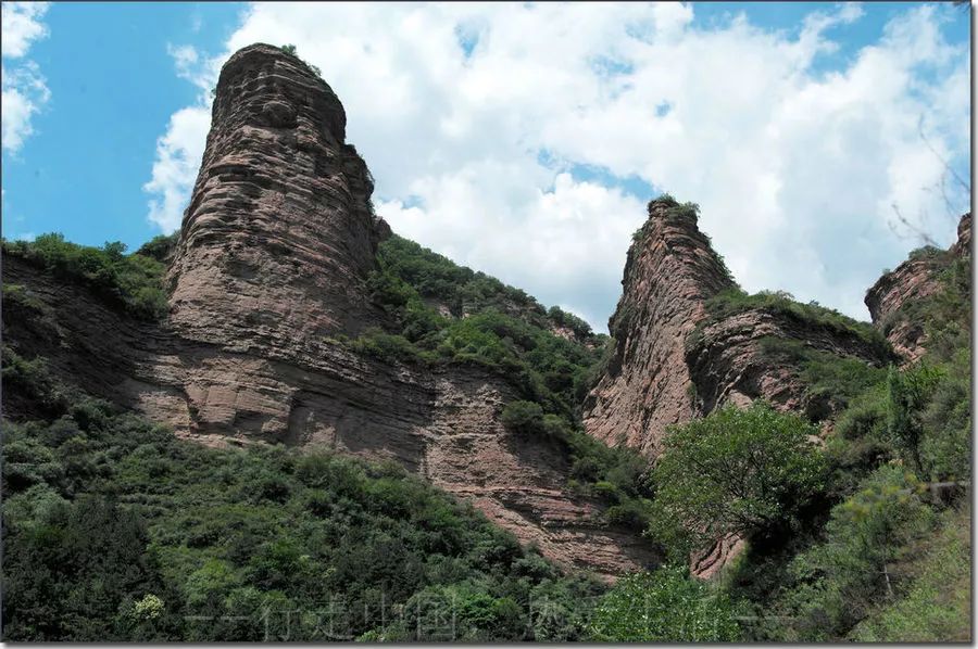 黃崖洞網絡圖片從烈士陵園沿著羊腸小道轉向西南山谷,行經千仞之高的