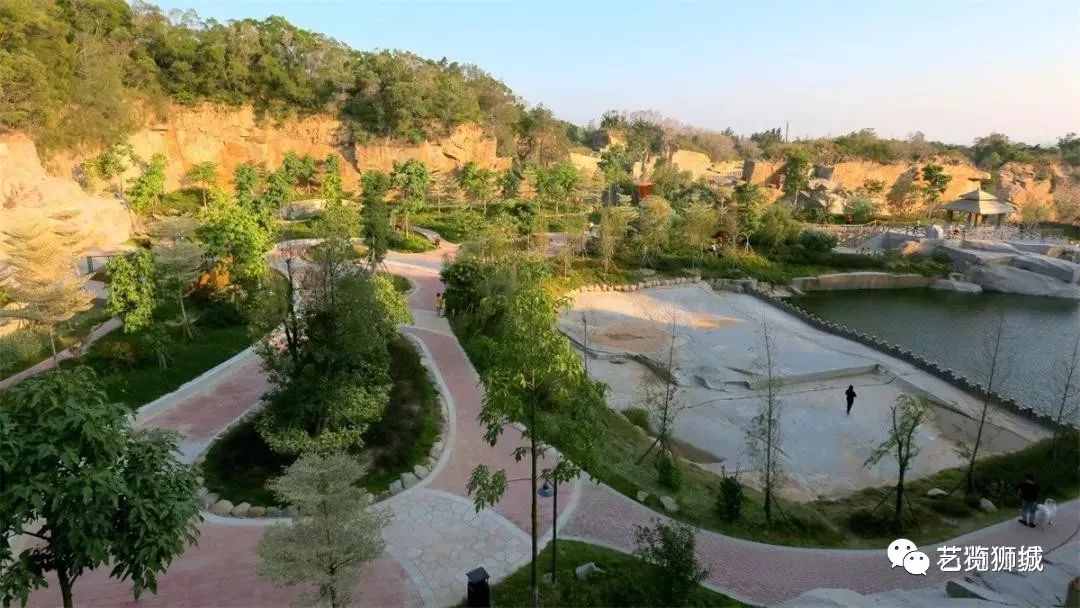 如寶蓋山半山腰的石窟公園,佔地66畝,將兩個連在一起的廢棄石窟依據