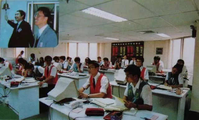1990年12月1号,在深圳证券交易所门前,随着当时的深交所副总经理王健