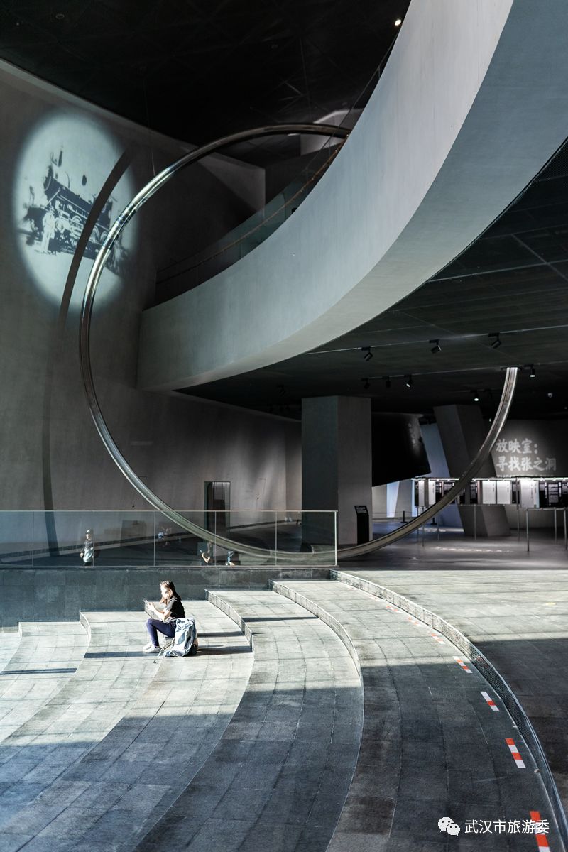 武汉最美博物馆,3500吨钢铁方舟几乎悬浮空中