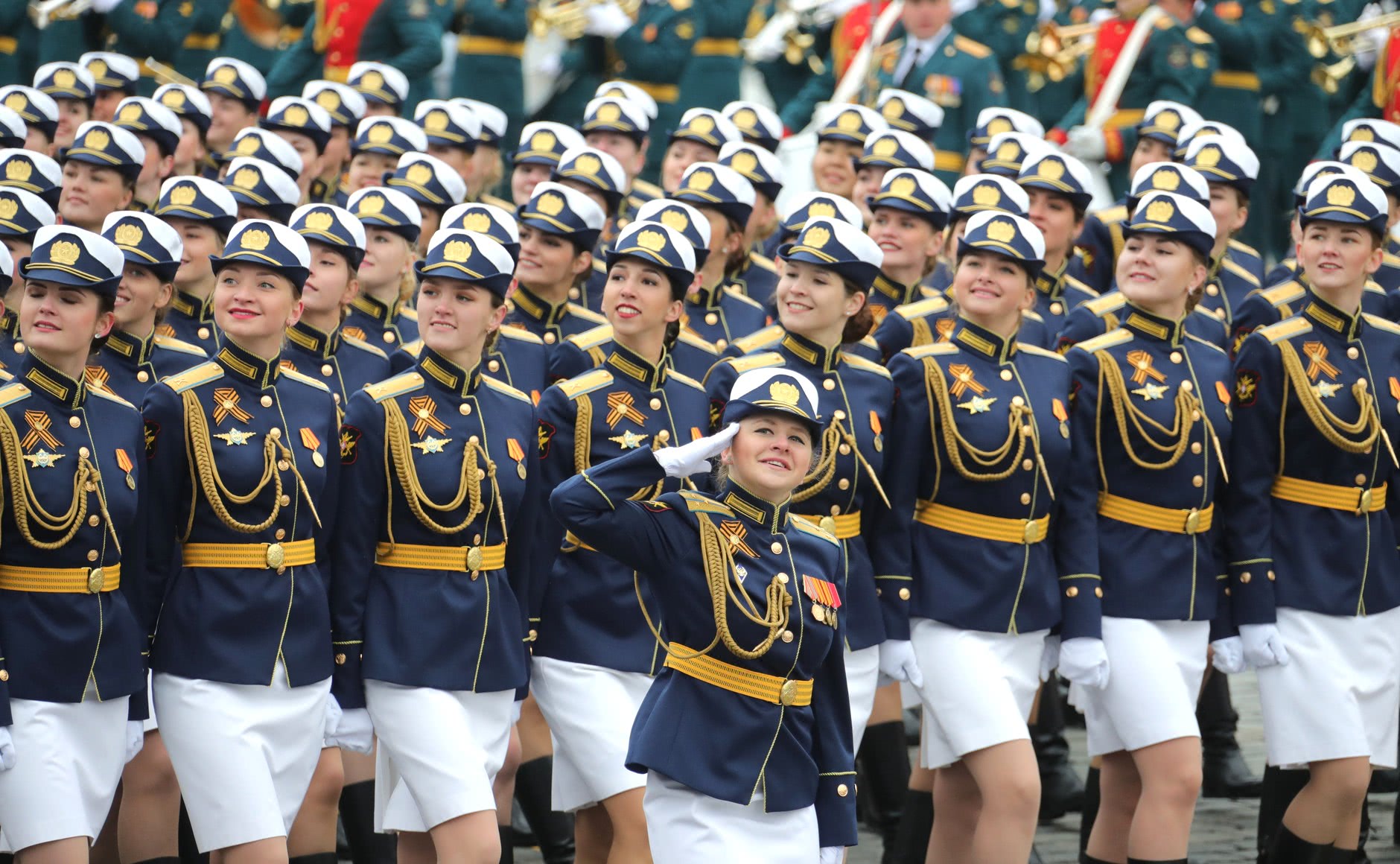 阅兵场罕见瞬间巴铁女兵带头巾俄女兵有精气神法军要玩鹰