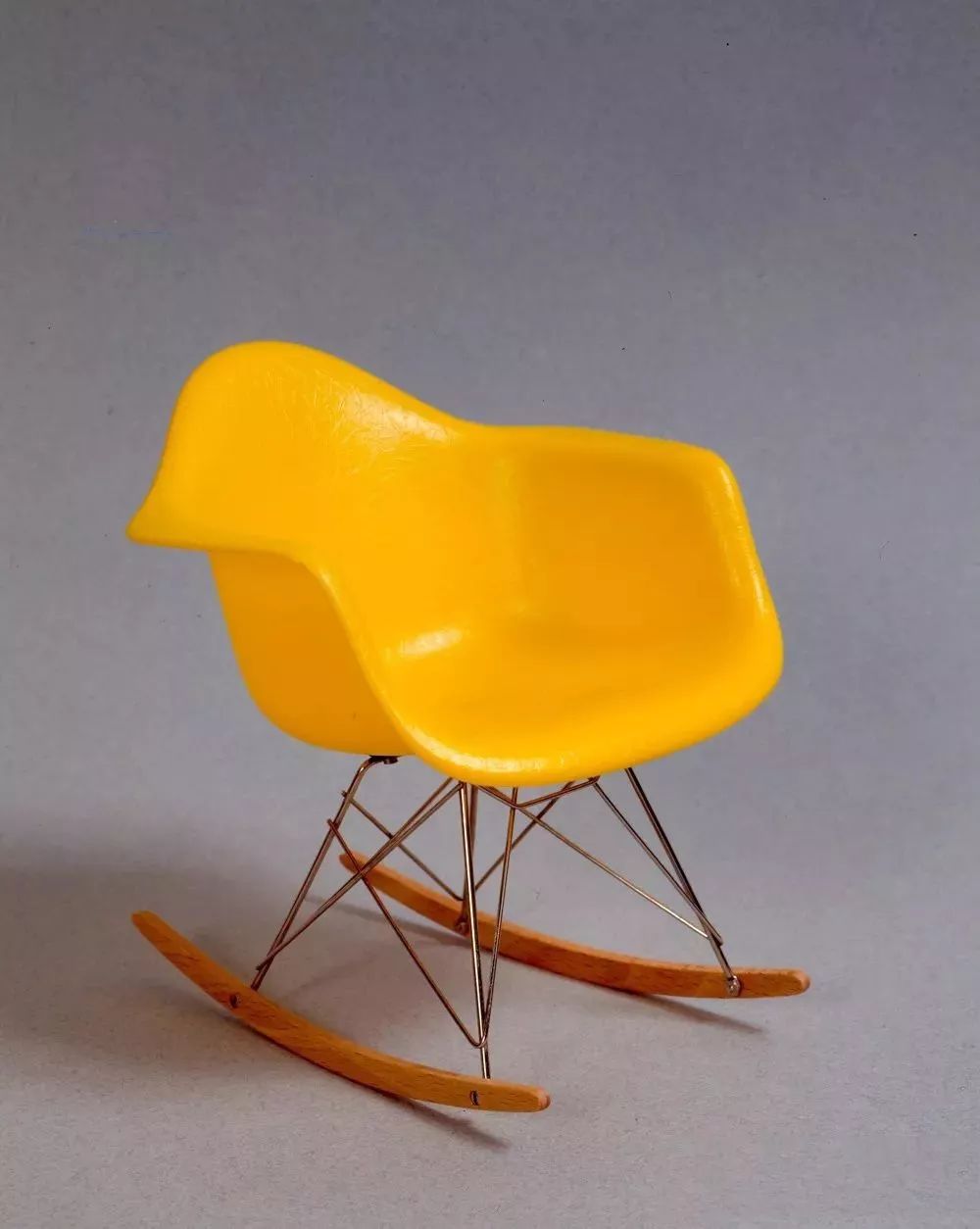 查尔斯·伊姆斯(charles eames,1907-1978)是美国最杰出,最有影响的