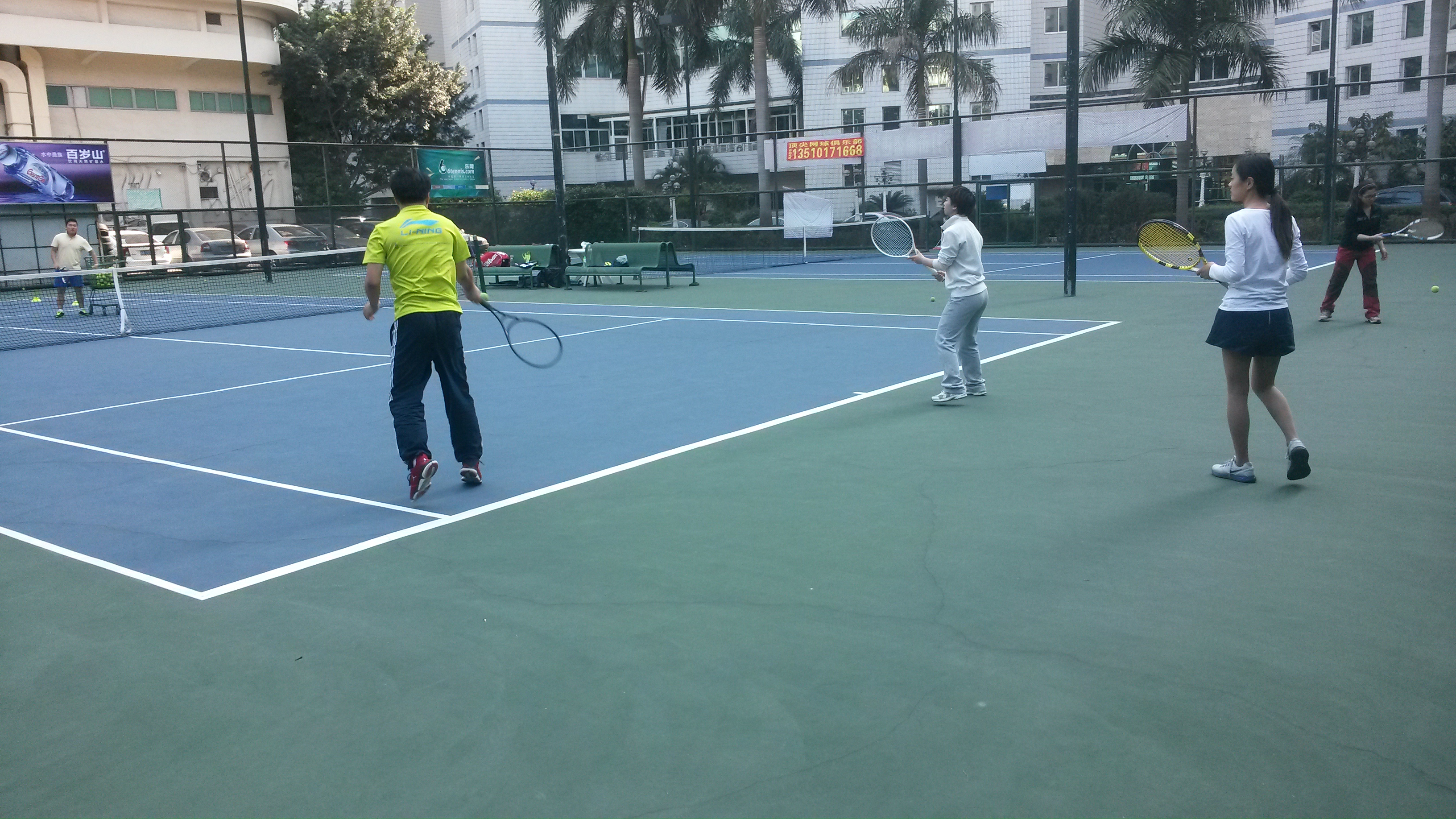 深圳网球培训打网球为自己健康来运动一下吧加入网球感受时尚的网球