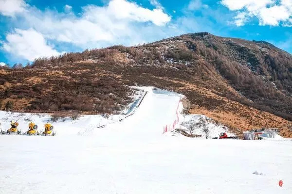 今天鷓鴣山滑雪場開園啦首場彩雪等你來約