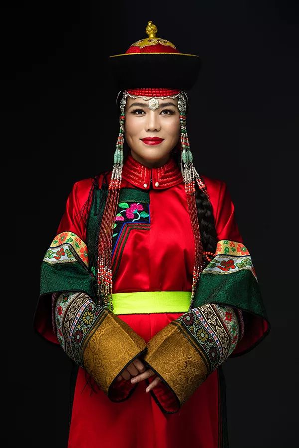 乌吉斯古楞,蒙古族歌手,科尔沁姐妹组合成员,民族服饰艺术传承人,生于