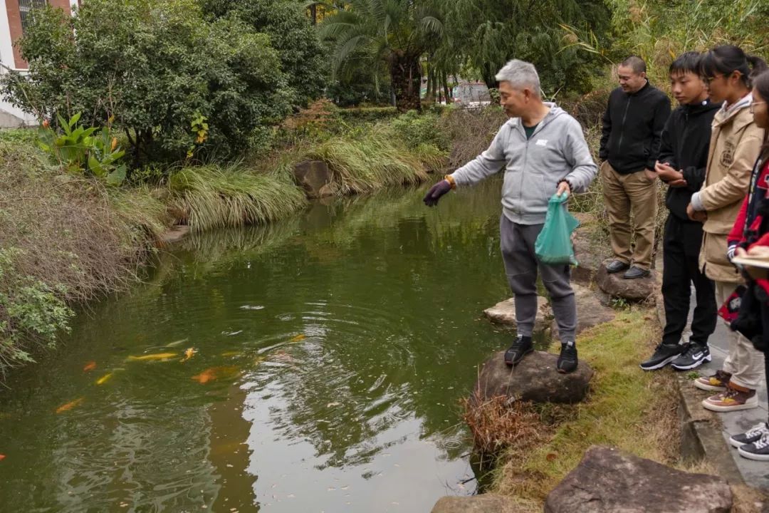 杭電師傅暖心又走心校園裡承包魚塘以魚育人開導學生