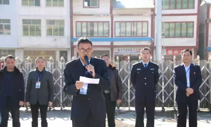 启动仪式上,习水二中校长陈著,温水镇派出所许大全警官分别发表了讲话