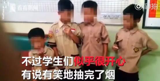 8歲小學生操場抽菸被抓校長為了懲罰他們給了他們更多的煙