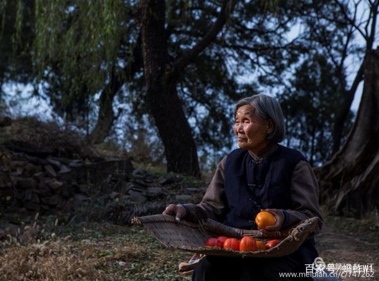 白髮蒼蒼的母親雖然並不知女兒確切的歸期,但女兒去年走時,說了那句,