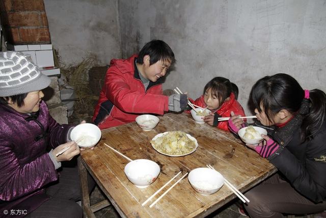 农村孩子吃饭图片