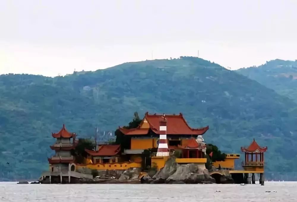 不知是岛取寺名,还是寺取岛名,共用莲花一词,也将禅意看透不说破,增添