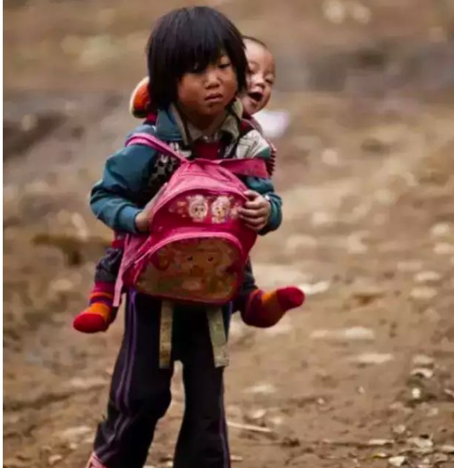 中国贫困儿童人数图片