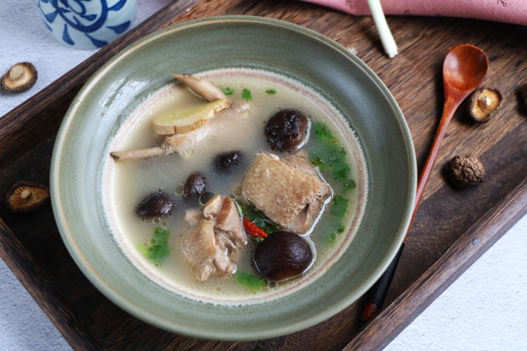 香菇老鸭汤材料非常简单,但却是百姓餐桌上的滋补佳品