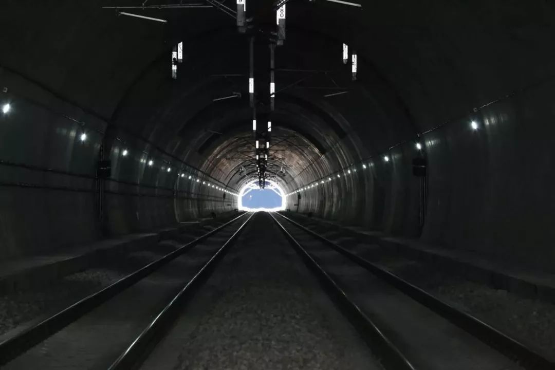 成渝高铁隧道图片图片