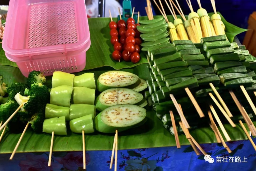 烤鵪鶉烏魚子這家雞飯老闆特別友好,見我拍照,仔細擺放好.