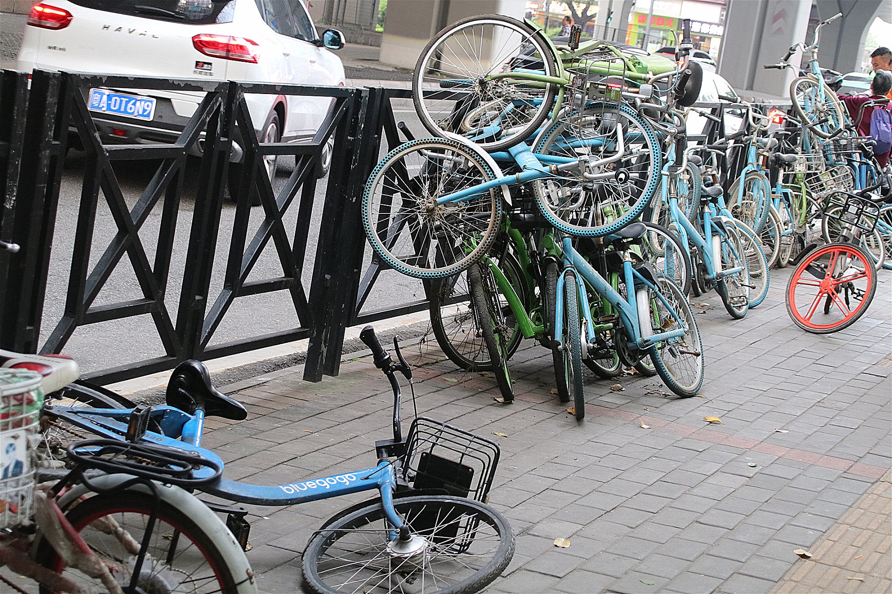 2017年3月,在遇上共享单车铺天盖地而来之后,广州公共自行车也实行