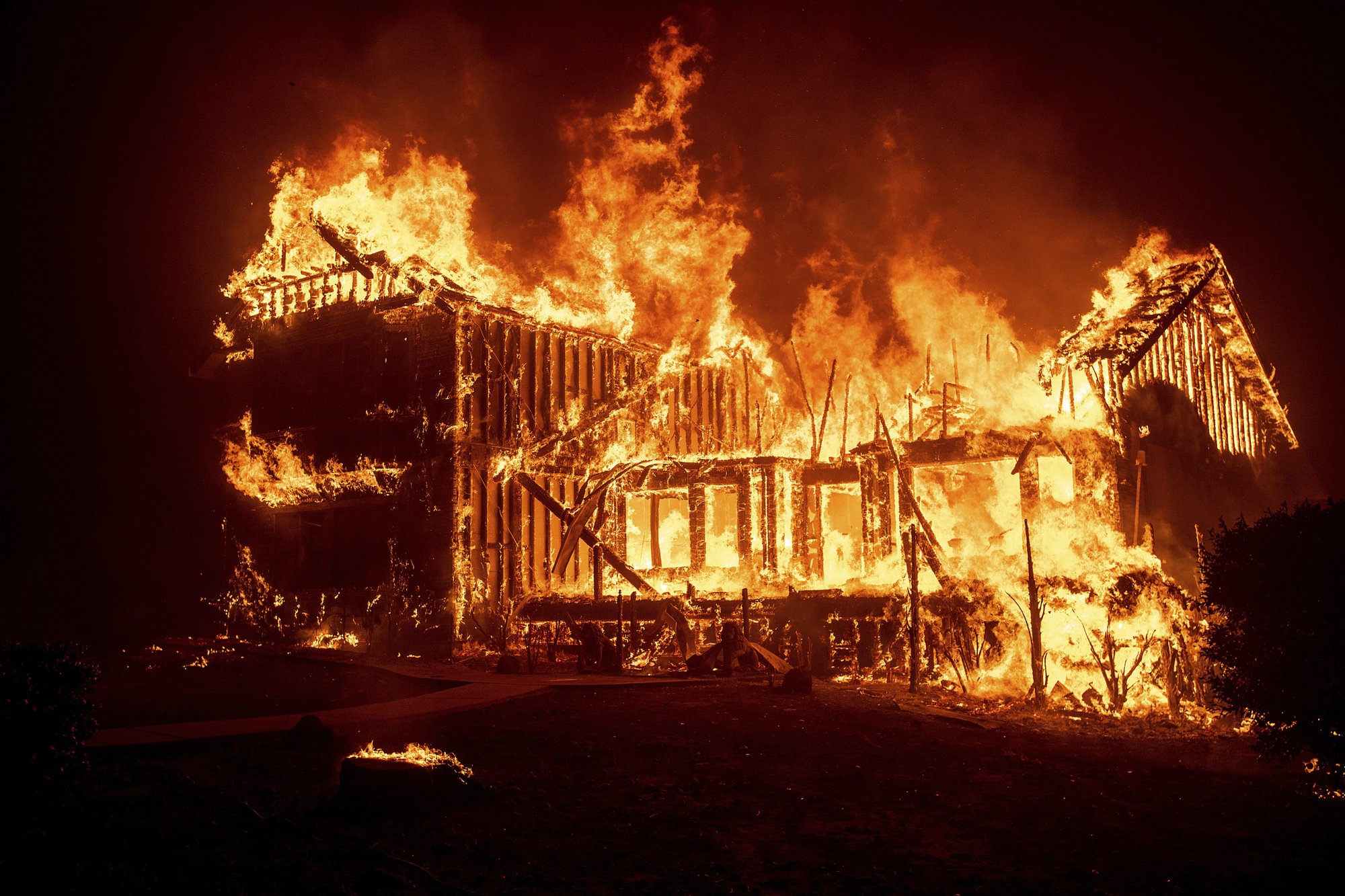 加州山火死亡人數升至23人 特朗普斥森林管理"糟糕" 國際 第1張