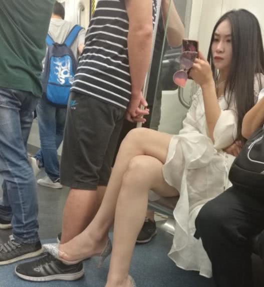 地铁长发公主火了一双大象腿抢镜网友胖和丑真的无关